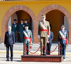 Su Majestad el Rey durante los Honores de Ordenanza