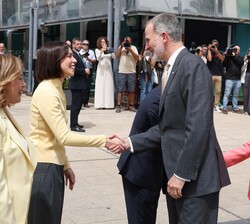 A su llegada, Sus Majestades los Reyes son recibidos por las autoridades