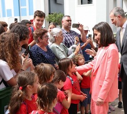 Sus Majestades los Reyes reciben el cariño de unos niños que esperaban su visita