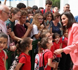 Doña Letizia recibe el cariño de los escolares a su llegada