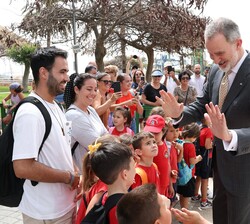 Don Felipe conversa con los alumnos que esperaban a Sus Majestades