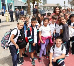 Doña Letizia junto a alumnos del CEIP. Pintor Manolo Millares que se han acercado para ver a Sus Majestades los Reyes