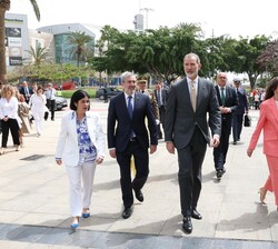 Sus Majestades los Reyes junto a las autoridades se dirigen al edificio