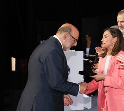 Premio Nacional de Innovación 2023, Modalidad Gran Empresa Innovadora, URBASER, recoge el premio su consejero delegado, Fernando Abril-Martorell