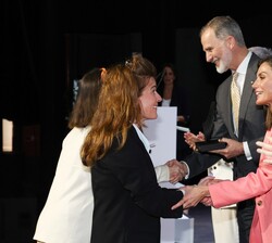 Premio Nacional de Diseño 2023, Modalidad Diseño y Empresa, ONDARRETA, recogen el premios du direcotra general, Nora Arratibel Galardi y su directora 