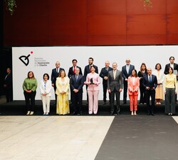 Fotografía de grupo de Sus Majestades los Reyes junto a los galardonados