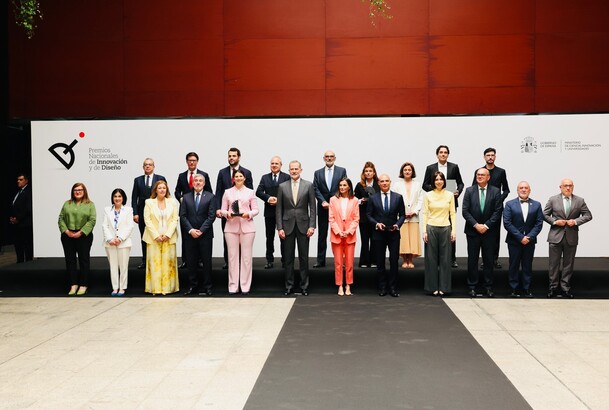 Fotografía de grupo de Sus Majestades los Reyes junto a los galardonados
