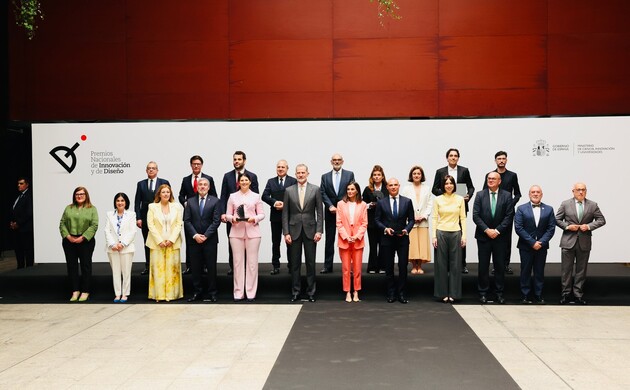 Fotografía de grupo de Sus Majestades los Reyes junto a los galardonados