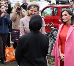 Su Majestad la Reina y Su Majestad la Reina de Países Bajos son recibidas por la directora del Centro LAB6