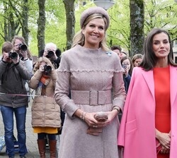 Su Majestad la Reina junto Su Majestad la Reina de Países Bajos a su llegada a las instalaciones del Centro LAB6