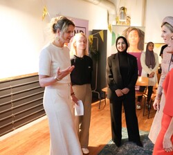 Su Majestad la Reina y Su Majestad la Reina de Países Bajos conversan con el personal que les recibe a su llegada a las instalaciones