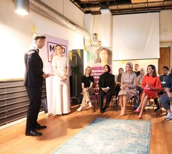 Su Majestad la Reina y Su Majestad la Reina de Países Bajos durante las explicaciones sobre las instalaciones del Centro LAB6