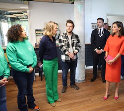 Doña Letizia y Doña Máxima atienden a las explicaciones durante su visita a las instalaciones del Centro LAB6
