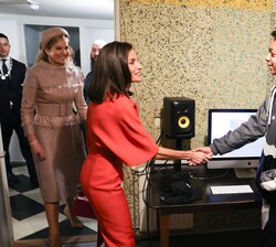 Doña Letizia recibe el saludo de un alumno del Centro LAB6 