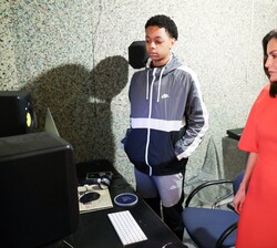 Su Majestad la Reina observa el trabajo realizado por el alumno