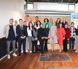 Su Majestad la Reina y Su Majestad la Reina de Países Bajos con un grupo de jóvenes del Centro LAB6