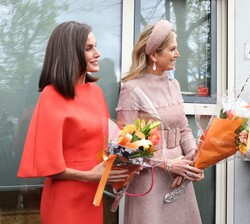 Su Majestad la Reina junto Su Majestad la Reina de Países Bajos reciben un ramo de flores a la finalización de su visita al Centro LAB6