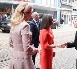 Su Majestad la Reina junto Su Majestad la Reina de Países Bajos son recibidas pro la directora y la coordinadora general del Festival de Cine Español 