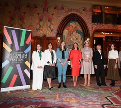 Su Majestad la Reina y Su Majestad la Reina de Países Bajos junto a las autoridades