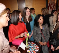 Su Majestad la Reina y Su Majestad la Reina de Países Bajos conversan con responsables del Festival, directores, actores y representantes de instituci