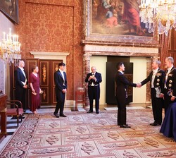 En el Salón del Trono, Sus Majestades los Reyes y Sus Majestades los Reyes de los Países Bajos reciben el saludo de los invitados 