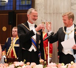 Brindis de los Reyes Don Felipe y Guillermo en la Cena de Gala