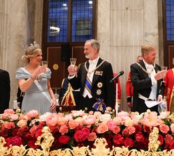 Sus Majestades los Reyes y Sus Majestades los Reyes de los Países Bajos durante el brindis en la Cena de Gala