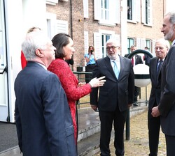 Los Reyes Don Felipe y el Rey Guillermo a su llegada al Instituto Clingendael