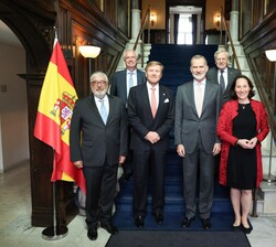 Los Reyes Don Felipe y el Rey Guillermo junto a las autoridades en el Instituto Clingendael