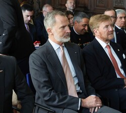 Los Reyes Don Felipe y el Rey Guillermo en la primera fila de asientos