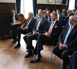 Los Reyes Felipe y Guillermo en el Instituto Clingendael