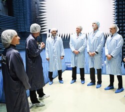 El Rey Felipe y el Rey Guillermo reciben explicaciones durante la visita