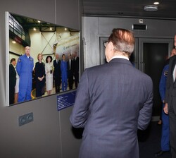 Los Reyes Felipe y Guillermo durante la visita