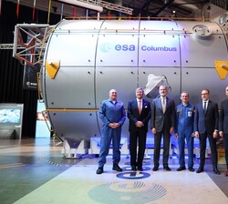 El Rey Felipe y el Rey Guillermo con los astronautas español y holandés
