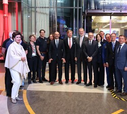 Los Reyes Felipe y Guillermo con todos los participantes