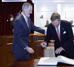 Los Reyes Felipe y Guillermo firmaron en el Libro de Honor