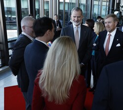 Los Reyes Felipe y Guillermo conversan con empresarios