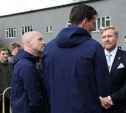 Don Felipe y Guillermo de los Países Bajos conversan con los responsabbles de la Fundación Cruyff