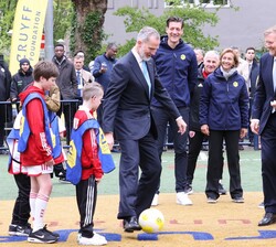 Don Felipe y Guillermo de los Países Bajos realizan el saque de honor de un “partidillo” entre dos equipos de jóvenes futbolistas mixtos c