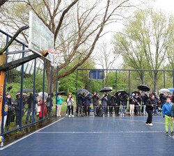 Don Felipe en la Cancha de baloncesto realiza un tiro libre