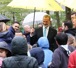 Los Reyes Don Felipe y Guillermo conversan con los niños