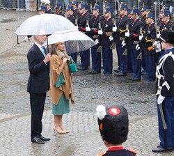 Don Felipe y Doña Letizia en la Ofrenda Floral en el Monumento Nacional