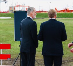 El Rey Don Felipe y el Rey Guillermo reciben explicaciones durante la visita