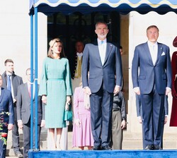 Sus Majestades los Reyes y Sus Majestades los Reyes de los Países Bajos en el Palco de Honor