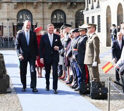 Don Felipe y Doña Letizia y los Reyes de los Países Bajos durante el recibimiento