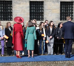 Sus Majestades los Reyes y Sus Majestades los Reyes de los Países Bajos con un grupo escolares del instituto Het Amsterdams Lyceum