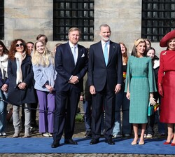 Don Felipe y Doña Letizia y los Reyes de los Países Bajos con los escolares del instituto Het Amsterdams Lyceum