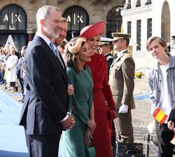 Sus Majestades los Reyes y Sus Majestades los Reyes de los Países Bajos con un grupo escolares del instituto Het Amsterdams Lyceum