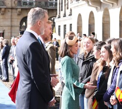 Sus Majestades los Reyes y Sus Majestades los Reyes de los Países Bajos conversan con los escolares del instituto Het Amsterdams Lyceum