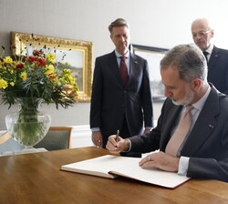Don Felipe firma en el libro de honor